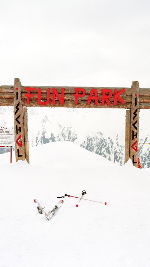 Skier und Skistecken einfach fallen gelassen: Hier ruft der Fun Park.