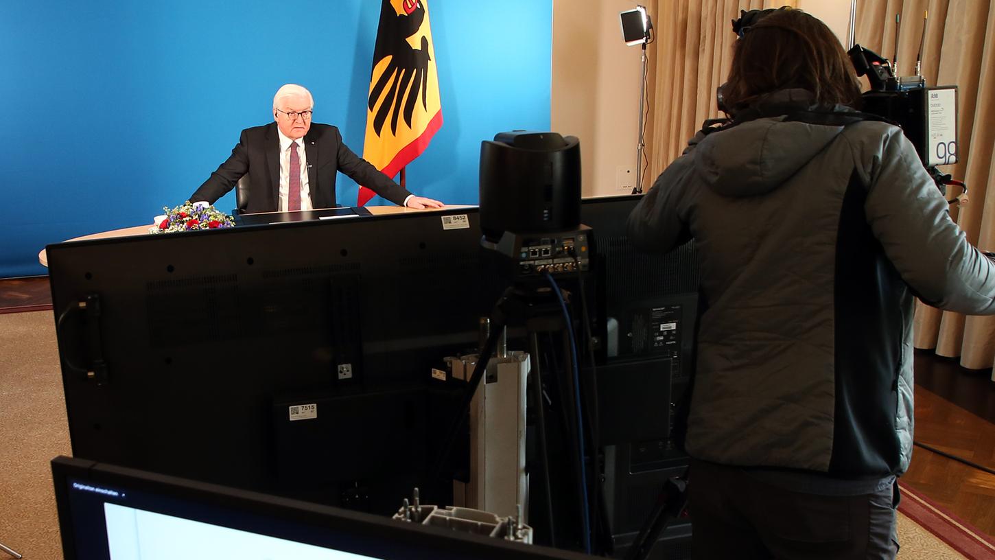 Bundespräsident Frank-Walter Steinmeier nimmt im Schloss Bellevue an einem Regionalgespräch über die Impfkampagne gegen Corona mit Bürgern aus Bayern per Videoschalte teil. 