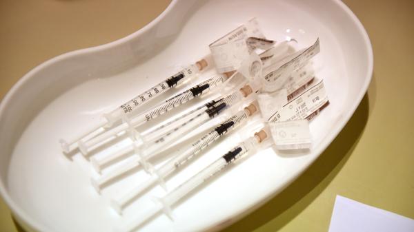 Die neue Impfpriorisierung sieht vor, dass Lehrkräfte bereits ab März die Möglichkeit haben sollen, den Impfstoff von AstraZeneca zu erhalten.