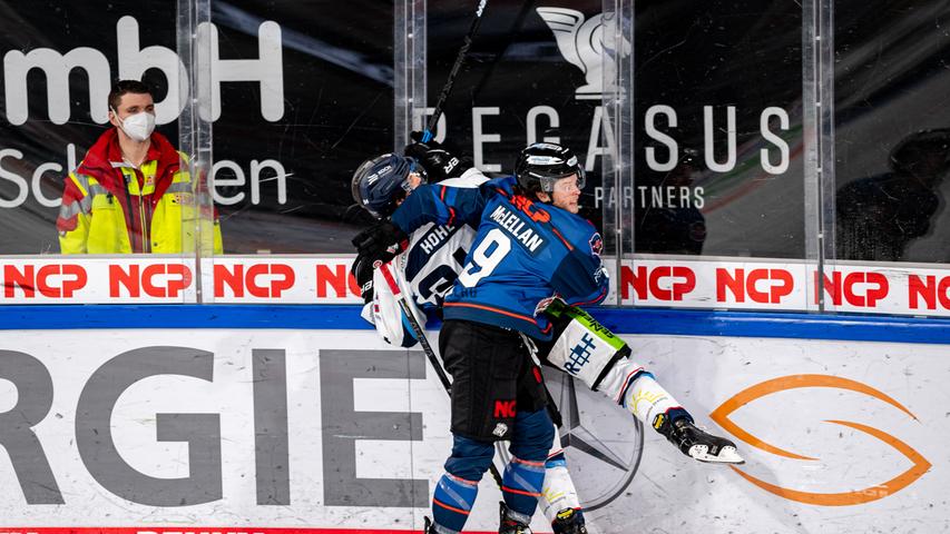 Aber hallo! Mittlerweile wird Tyson McLellan nicht nur gecheckt, mittlerweile checkt er auch.
Aber hallo! Mittlerweile wird Tyson McLellan nicht nur gecheckt, mittlerweile checkt er auch.