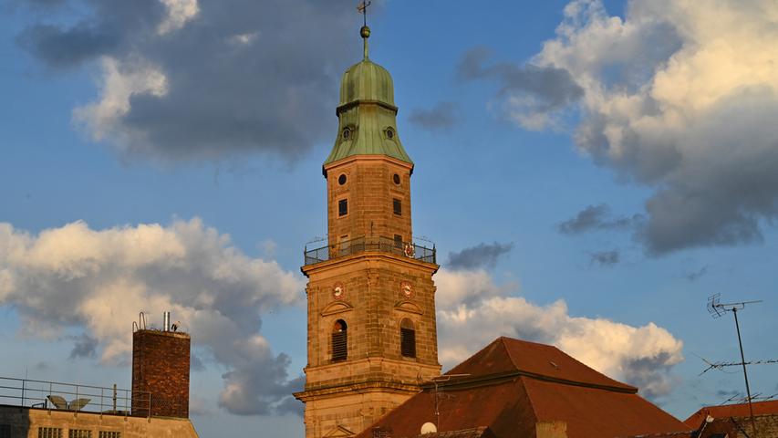 Unser Fotograf hat mit seiner Kamera-Ausrüstung den Turm der Hugenottenkirche erklommen. Das Resultat: Ungewöhnliche Fotos von Erlangen.