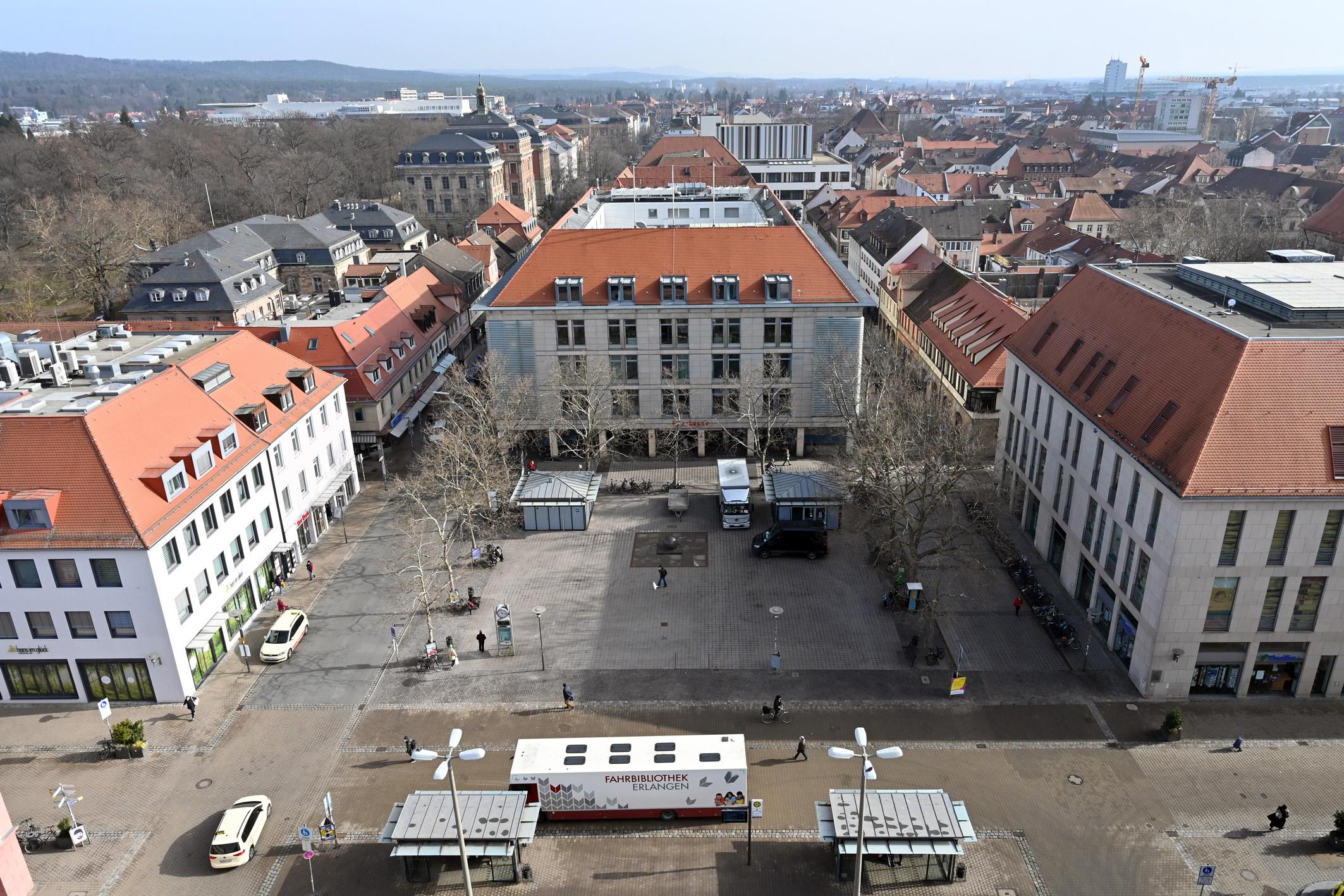 Blick auf den Hugenottenplatz mit der Hauptgeschäftsstelle der Sparkasse.
