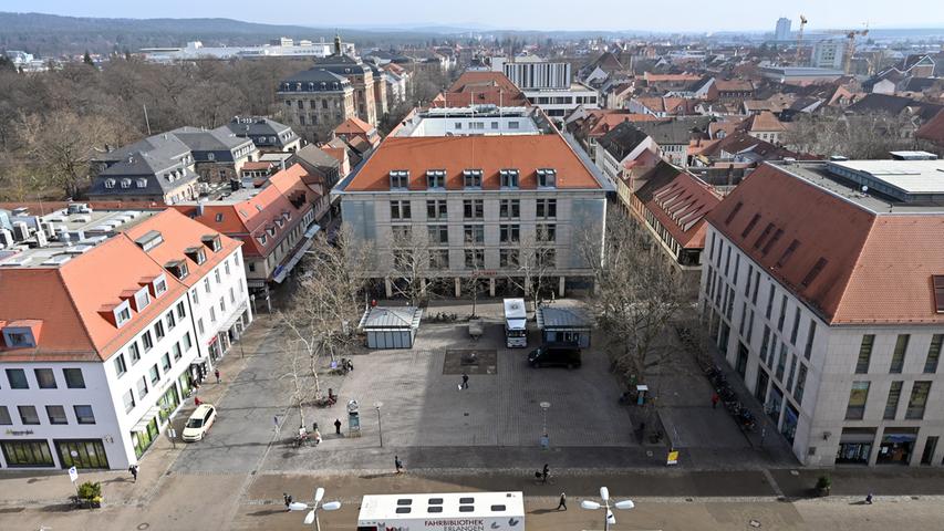 Blick auf den Hugenottenplatz mit der Hauptgeschäftsstelle der Sparkasse.