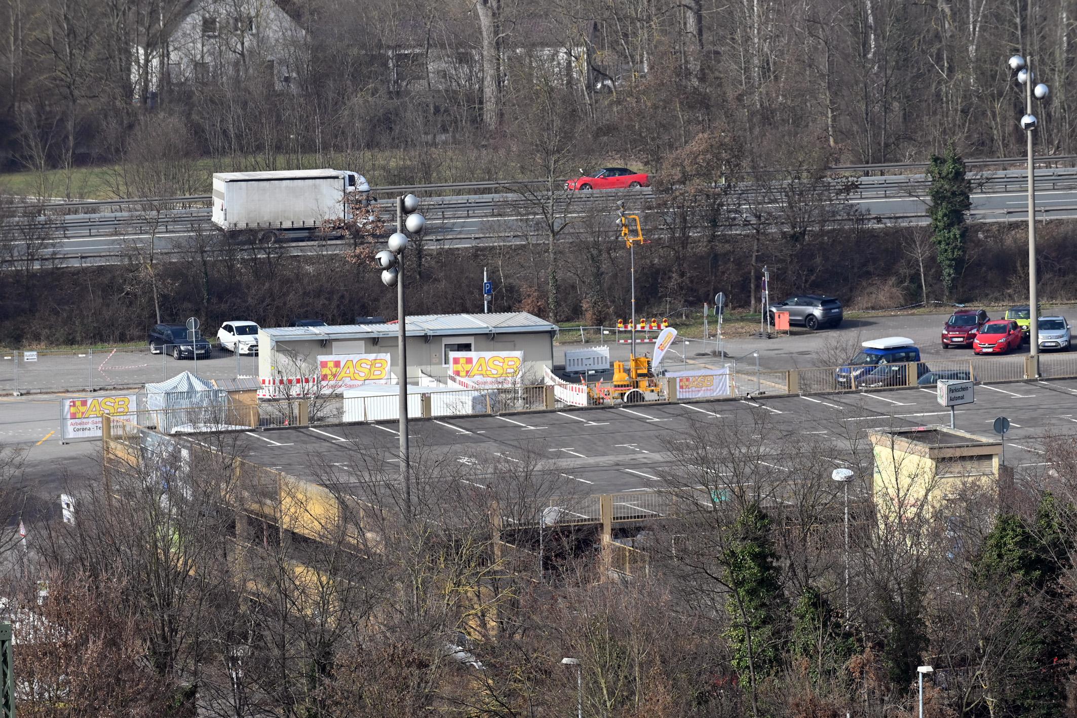 Das Parkhaus am Großparkplatz und das Corona-Testzentrum.