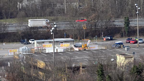 Das Parkhaus am Großparkplatz und das Corona-Testzentrum.