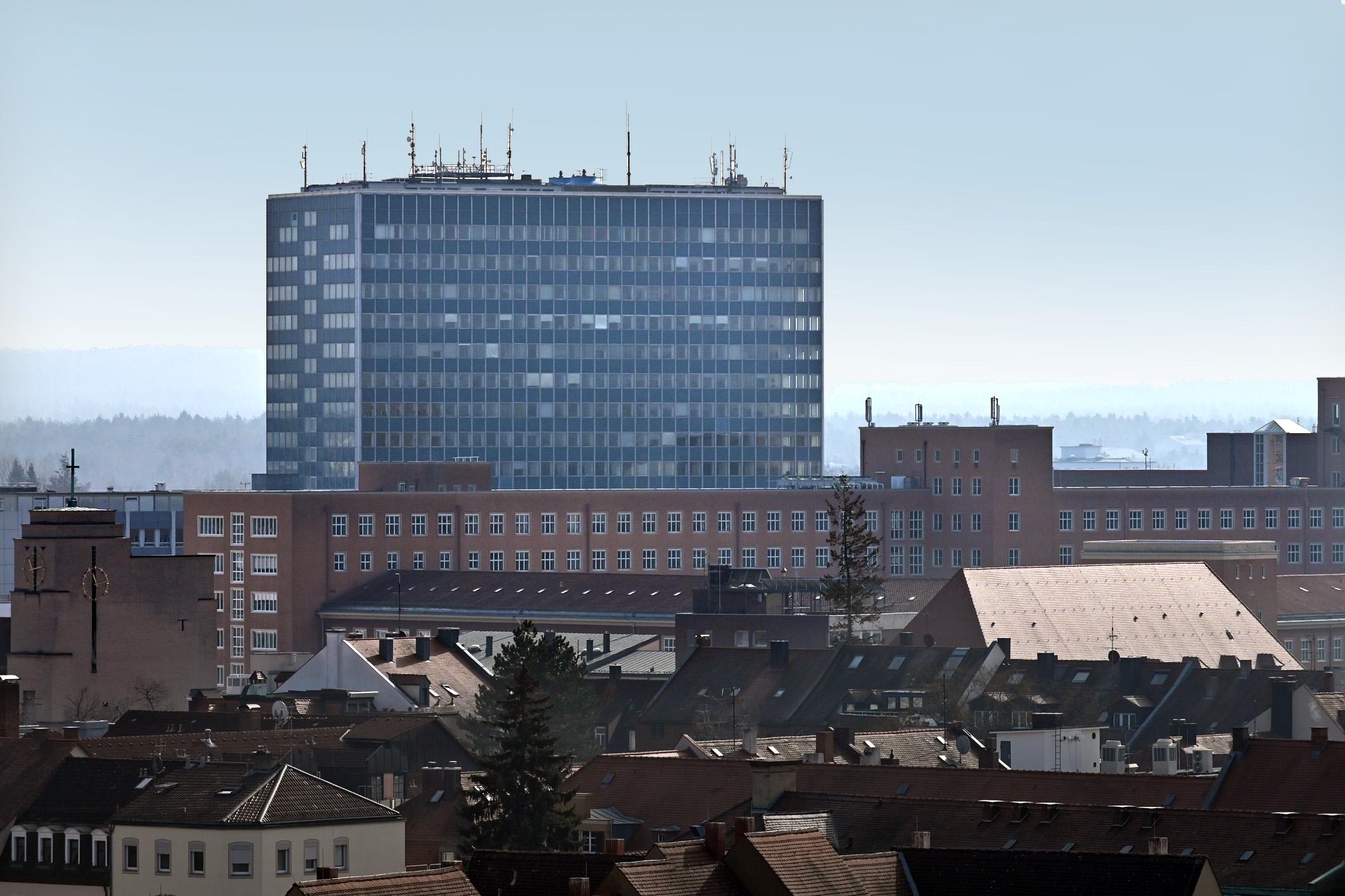 Das Siemens-Hochhaus - und im Vordergrund der Himbeerpalast, der nun zur FAU gehört.