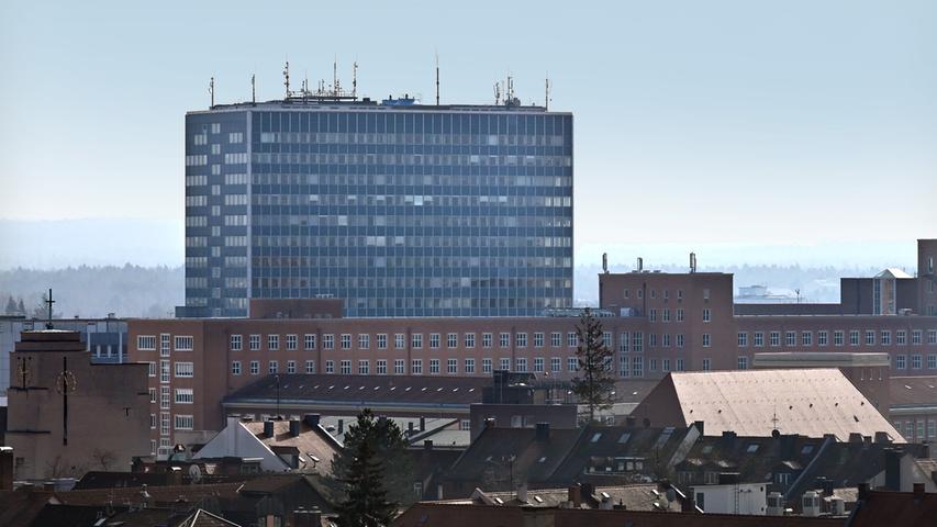 Das Siemens-Hochhaus - und im Vordergrund der Himbeerpalast, der nun zur FAU gehört.