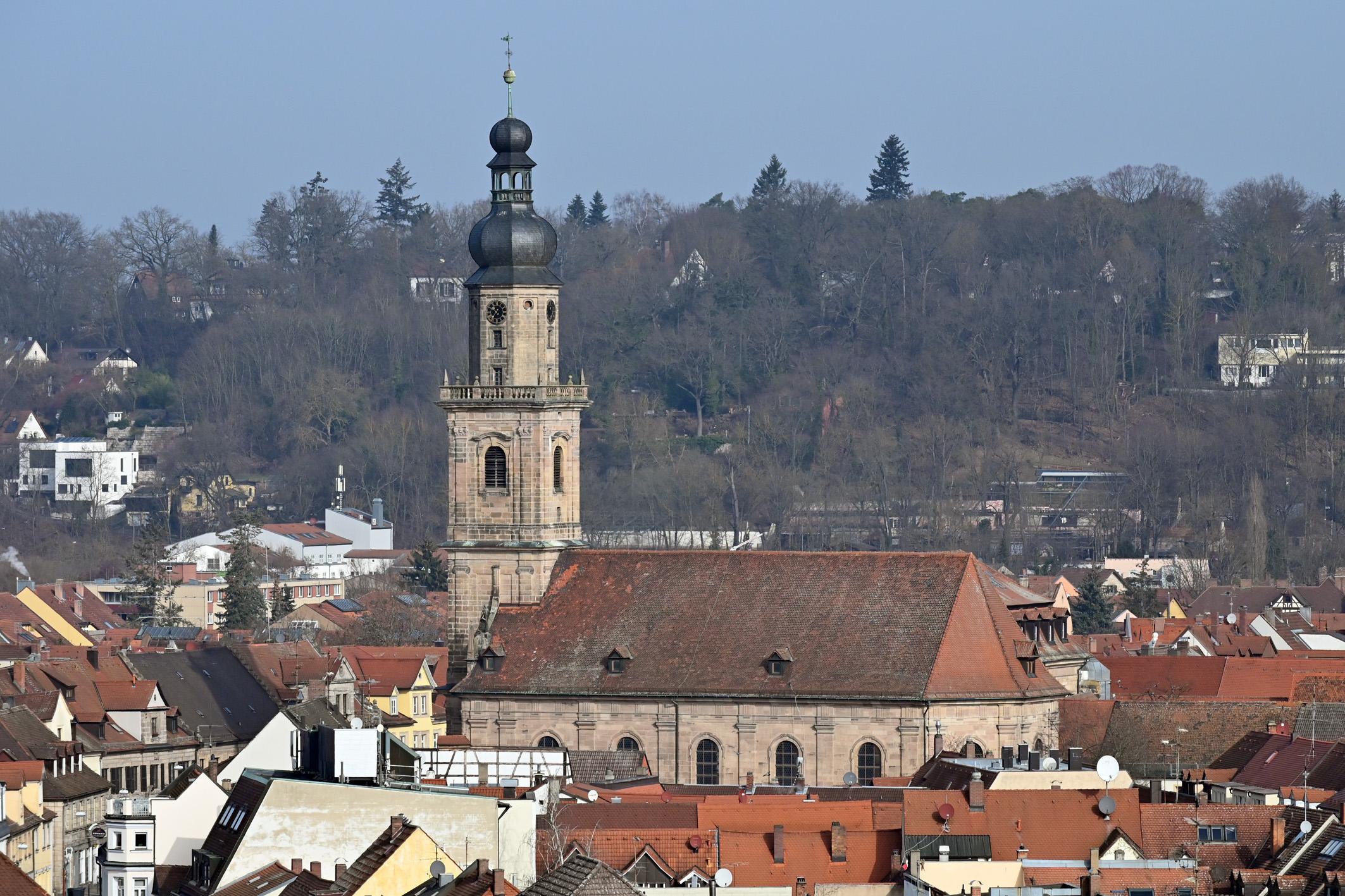 Die Altstädter Kirche und der Erlanger Burgberg.