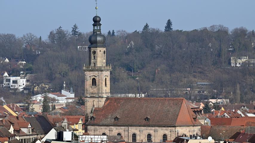 Die Altstädter Kirche und der Erlanger Burgberg.