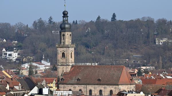 Die Altstädter Kirche und der Erlanger Burgberg.