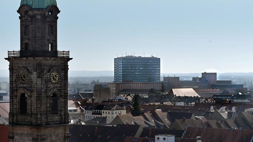 Die Neustädter Kirche und im Hintergrund das Siemens-Hochhaus.