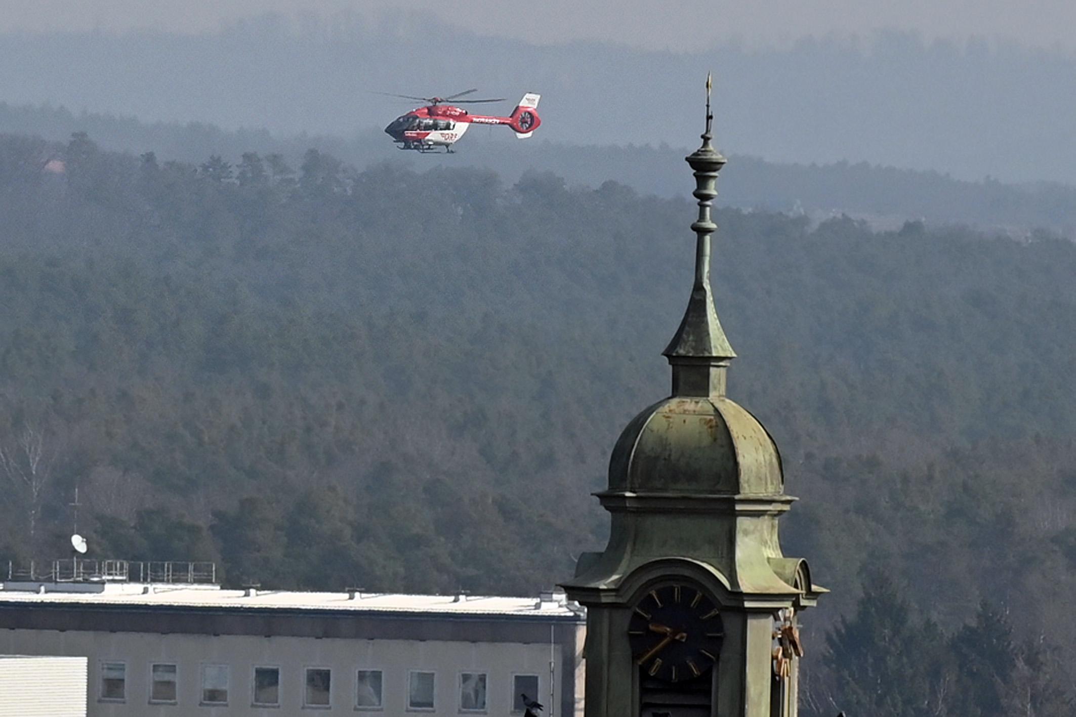 Ein Rettungshubschrauber im Landeanflug.