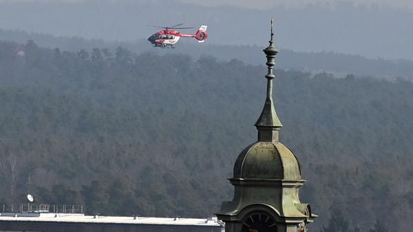 Ein Rettungshubschrauber im Landeanflug.