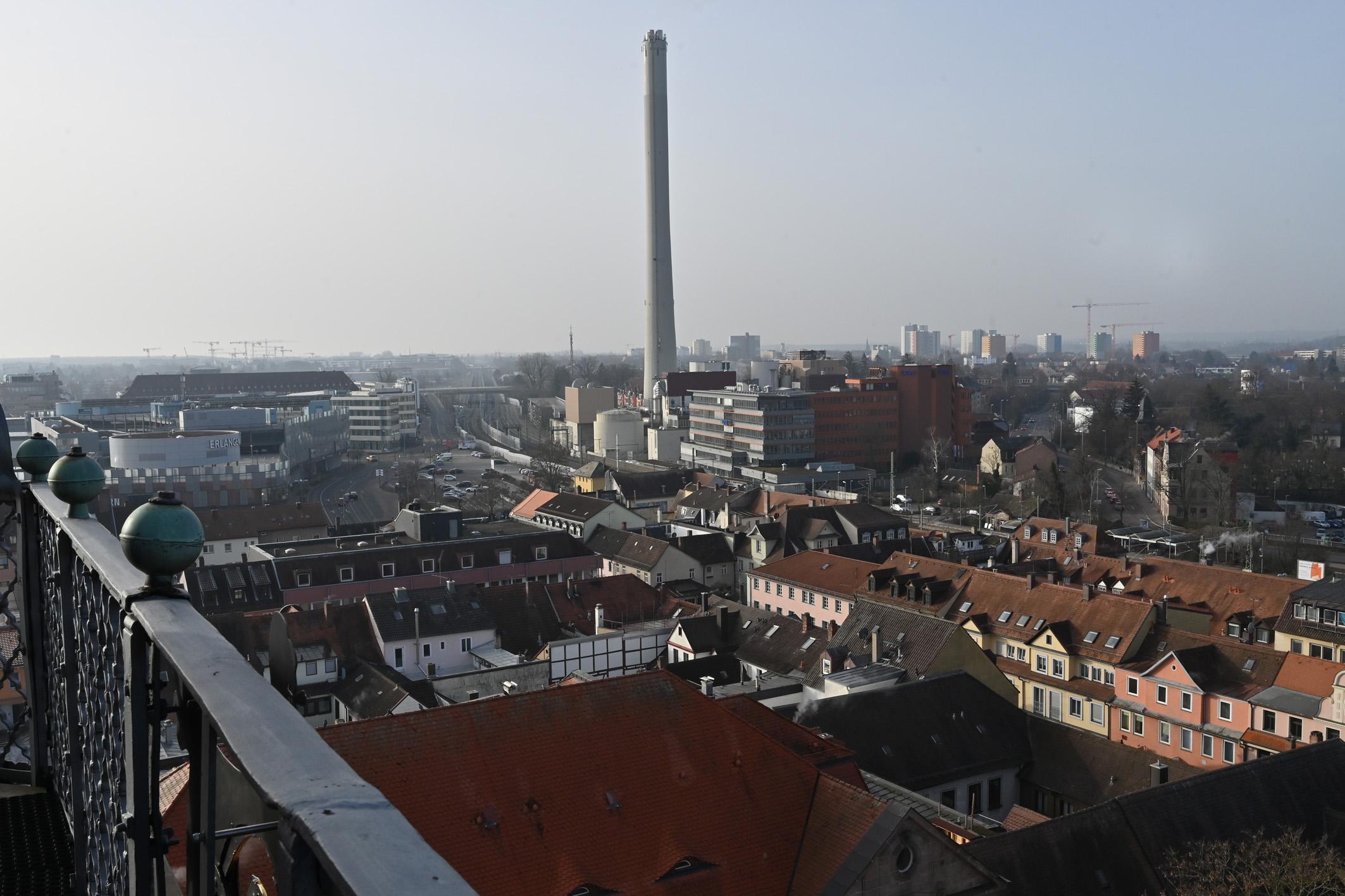 Der Kraftwerks-Schlot der Erlanger Stadtwerke.
