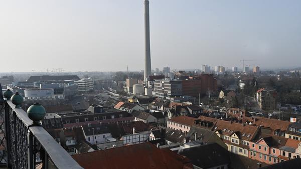 Der Kraftwerks-Schlot der Erlanger Stadtwerke.