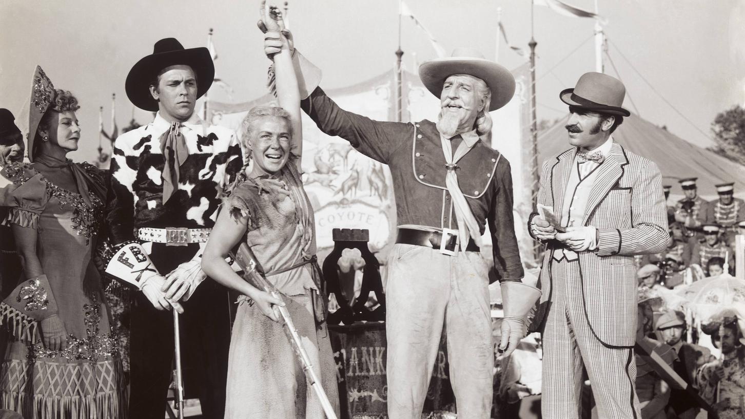Buffalo Bill (zweiter von rechts) als Louis Calhern in einer Szene des Musicals "Annie Get Your Gun" aus dem Jahre 1946.