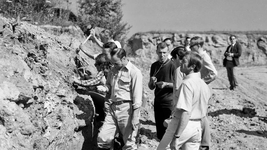 Joe Engle (hier in der Bildmitte) war der einzige der vier Astronauten, der später nie auf dem Mond stand. Der Testpilot des Experimentalflugzeuges X-15 war für "Apollo 17" vorgesehen. Letztendlich flog aber statt Engle doch Harrison Schmitt zum Mond, weil die NASA lieber einen Wissenschaftler an Bord haben wollte. Auf diesem Foto sind auch Edgar Mitchell (vorne links) und Alain Shepard (rechts) zu sehen. 