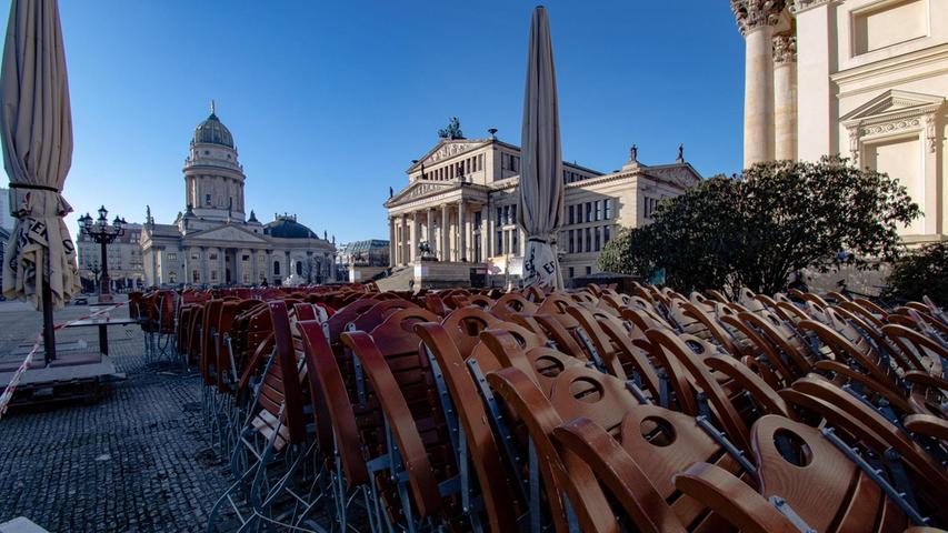 Blauer Himmel über dem Berliner Gendarmenmarkt, aber Stühle und Tische der Gaststätten sind (noch) abgesperrt. Langsam zeichnet sich jedoch eine Öffnungsperspektive ab, meinen die Verantwortlichen in der Hauptstadt. 