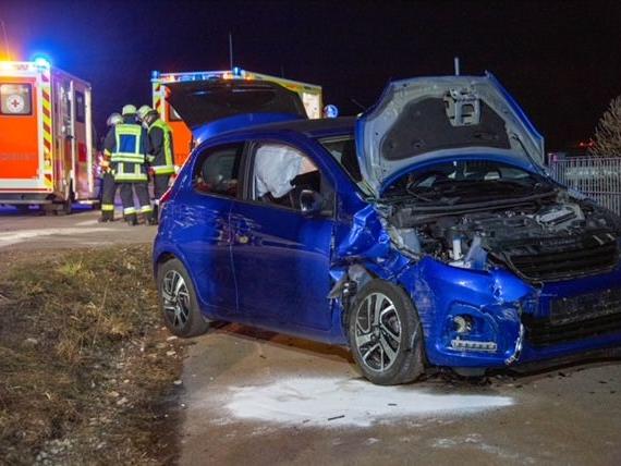 Fordfahrer rammt Peugeot bei Deining: Drei Leichtverletzte die Folge