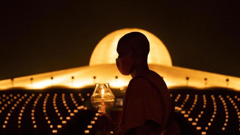 In einem Tempel in Bangkok sind hunderttausend Kerzen angezündet worden. Zum buddhistischen Magha-Puja-Feiertag waren dazu Millionen Menschen per Zoom zugeschaltet. Foto: dpa