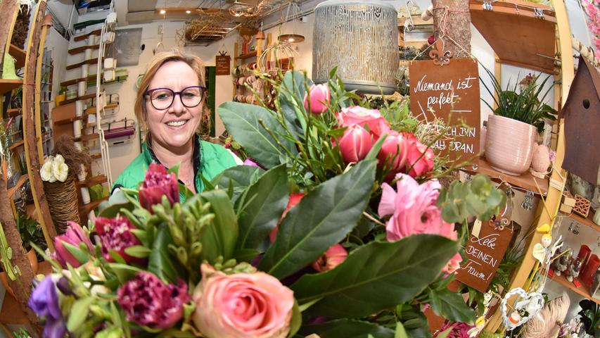 In der Fürther Blumenstaße zeigt die "Pusteblume"-Inhaberin Karolin Hanusek wie ein Frühlingsstrauß aussehen kann. 