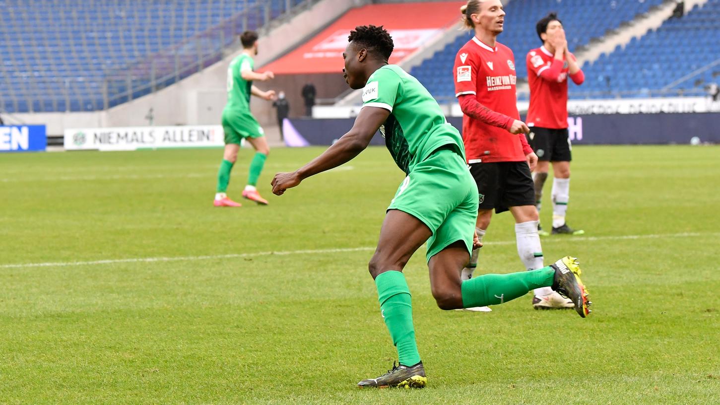 Jubel im Sprint: Dickson Abiama feierte seinen Treffer zum 2:2 in Hannover, der den Fürthern einen hochverdienten Punkt bescherte.