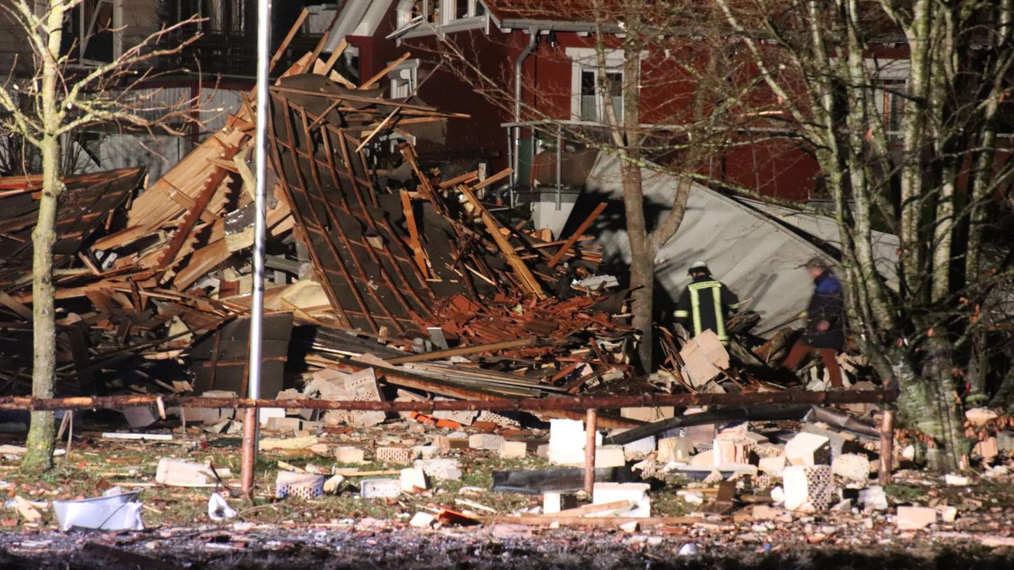 Nach einer Gasexplosio ist ein Gebäude völlig zerstört. Das Vereinsheim im Kaufbeurer Ortsteil Oberbeuren ist in der Nacht zum Samstag durch eine Explosion vollständig zerstört worden.