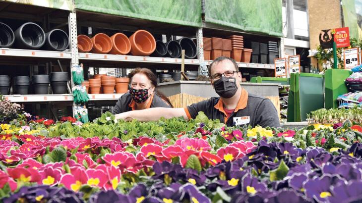 Die Mitarbeiter des Laufer Obi-Marktes haben die verschiedenen Blumen- und Pflanzenlieferungen bereits größtenteils einsortiert.