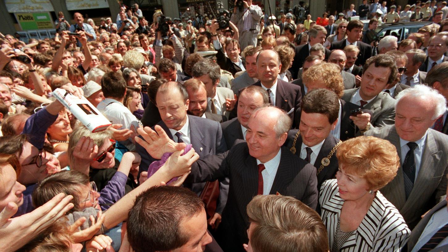 Im Juni 1989 besuchte Michail Gorbatschow mit seiner Frau Raissa Bonn. Das Paar wurde von begeisterten Bürgern empfangen.