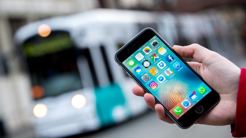 Mit dem Smartphone den eigenen Fahrplan gestalten. Neue digitale Angebote sollen den ÖPNV wieder attraktiv machen, fordern Kommunalpolitiker.
Mit dem Smartphone den eigenen Fahrplan gestalten. Neue digitale Angebote sollen den ÖPNV wieder attraktiv machen, fordern Kommunalpolitiker.