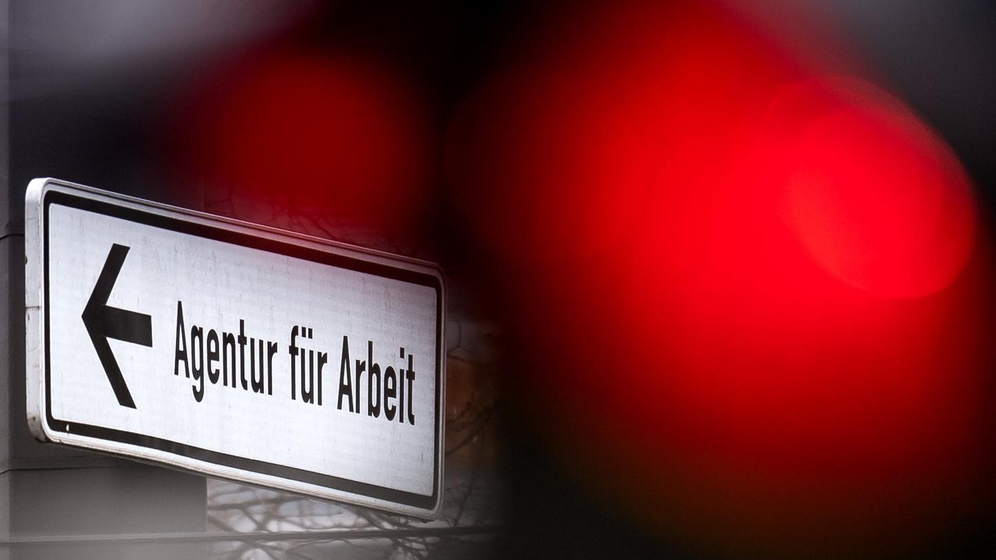 Betrug bei Kurzarbeit liegt etwa dann vor, wenn Beschäftigte mehr arbeiten als gegenüber der BA gemeldet.
Betrug bei Kurzarbeit liegt etwa dann vor, wenn Beschäftigte mehr arbeiten als gegenüber der BA gemeldet.
