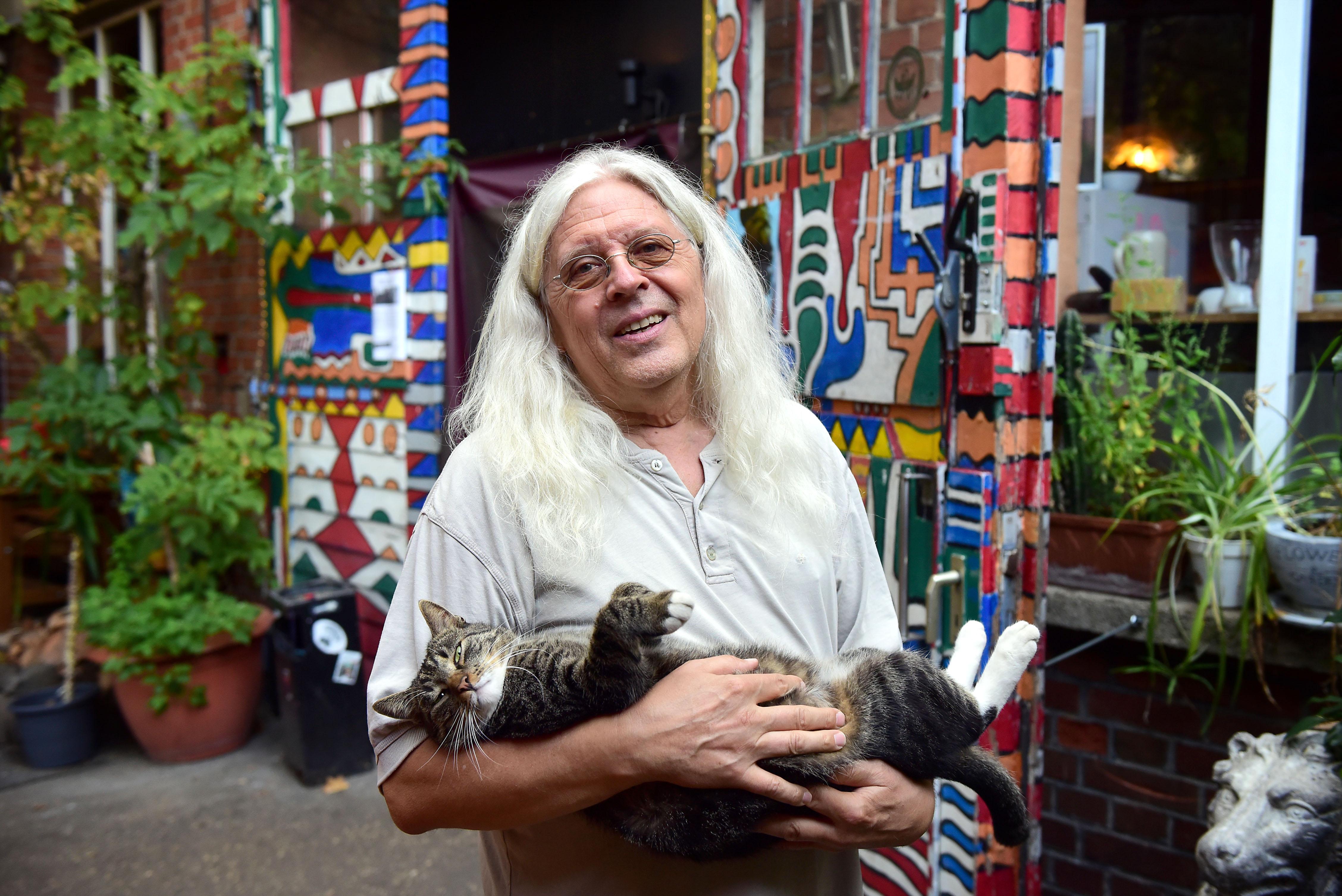 Der Chef mit Kuscheltier: Udo Martin ist der Kopf hinter der Koffer...