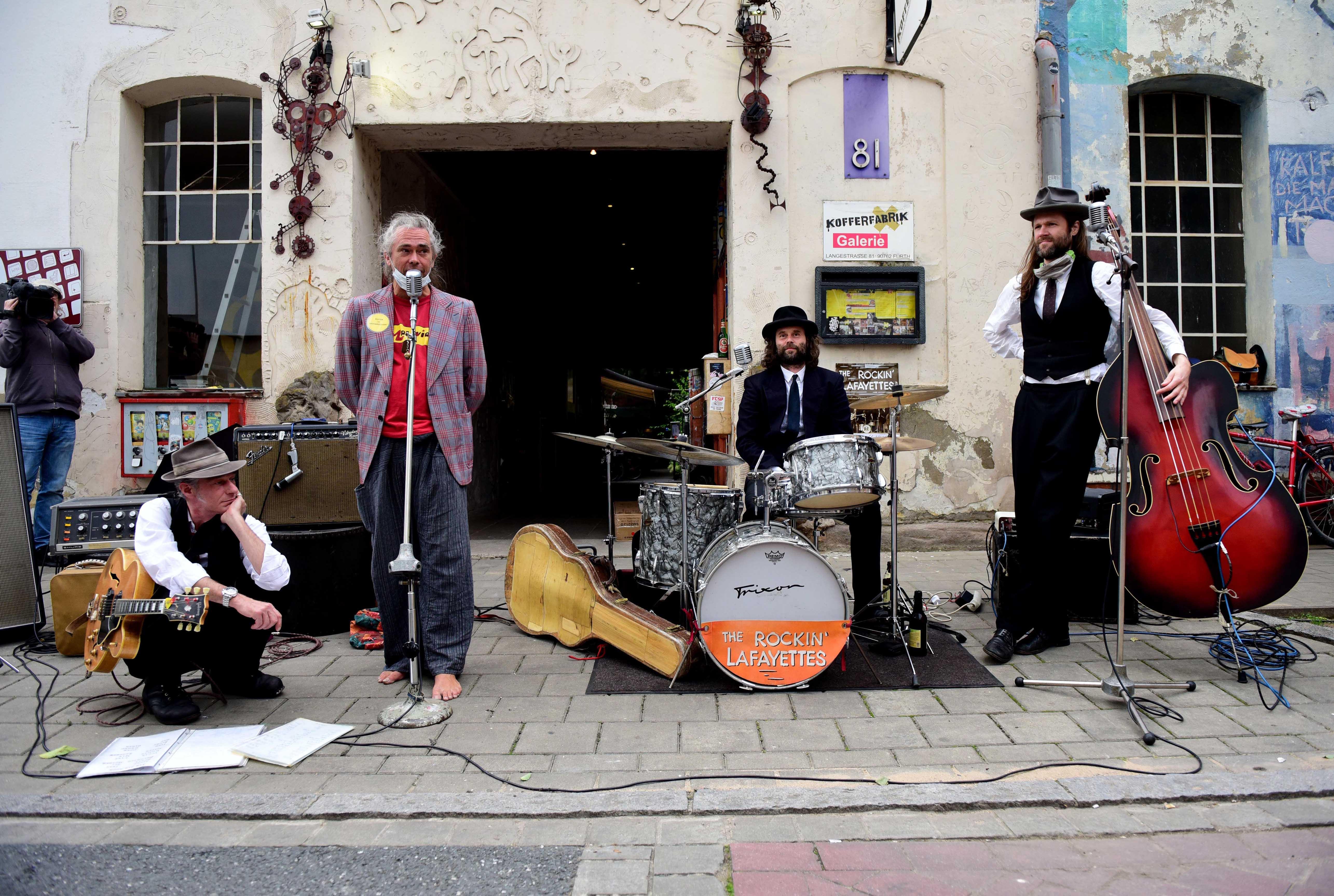 Im Juni 2020 gab es vor dem pandemiebedingt geschlossenen Kulturzentrum eine Solidaritätskundgebung mit Musik...