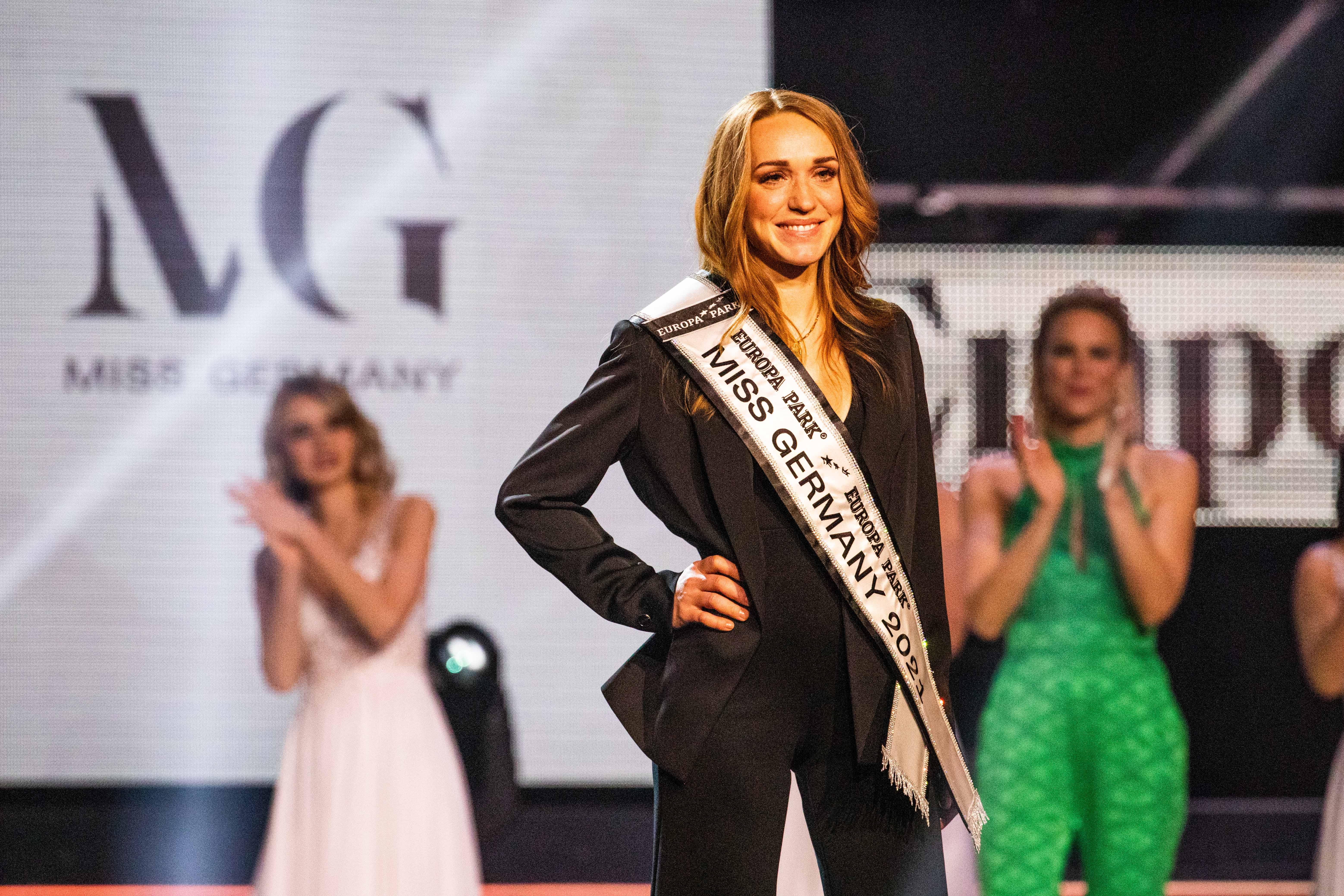  Anja Kallenbach, Miss Germany 2021, kurz nach ihrer Wahl auf der Bühne.