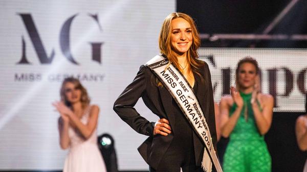 Anja Kallenbach, Miss Germany 2021, kurz nach ihrer Wahl auf der Bühne.