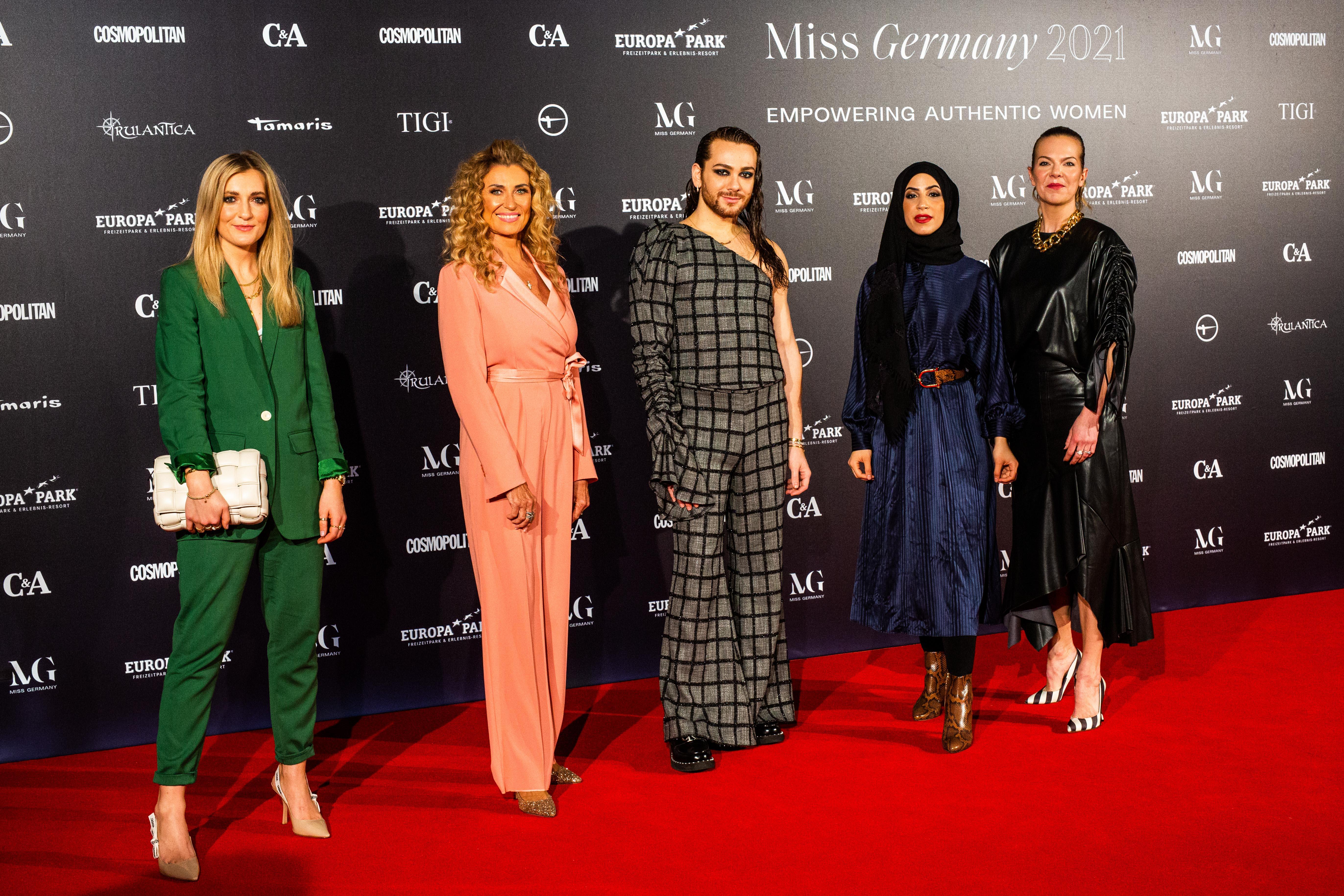 Die Jury des Finales der Miss Germany Wahl 2021, (v.l) Karo Kauer, Dagmar Wöhrl, Riccardo Simonetti, Zeina Nassar und Lara Gonschorowksi auf dem Roten Teppich.