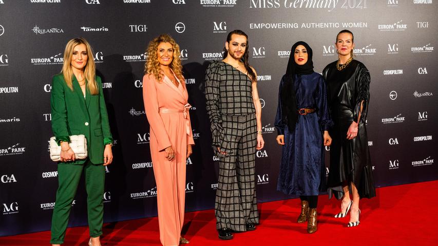 Die Jury des Finales der Miss Germany Wahl 2021, (v.l) Karo Kauer, Dagmar Wöhrl, Riccardo Simonetti, Zeina Nassar und Lara Gonschorowksi auf dem Roten Teppich.