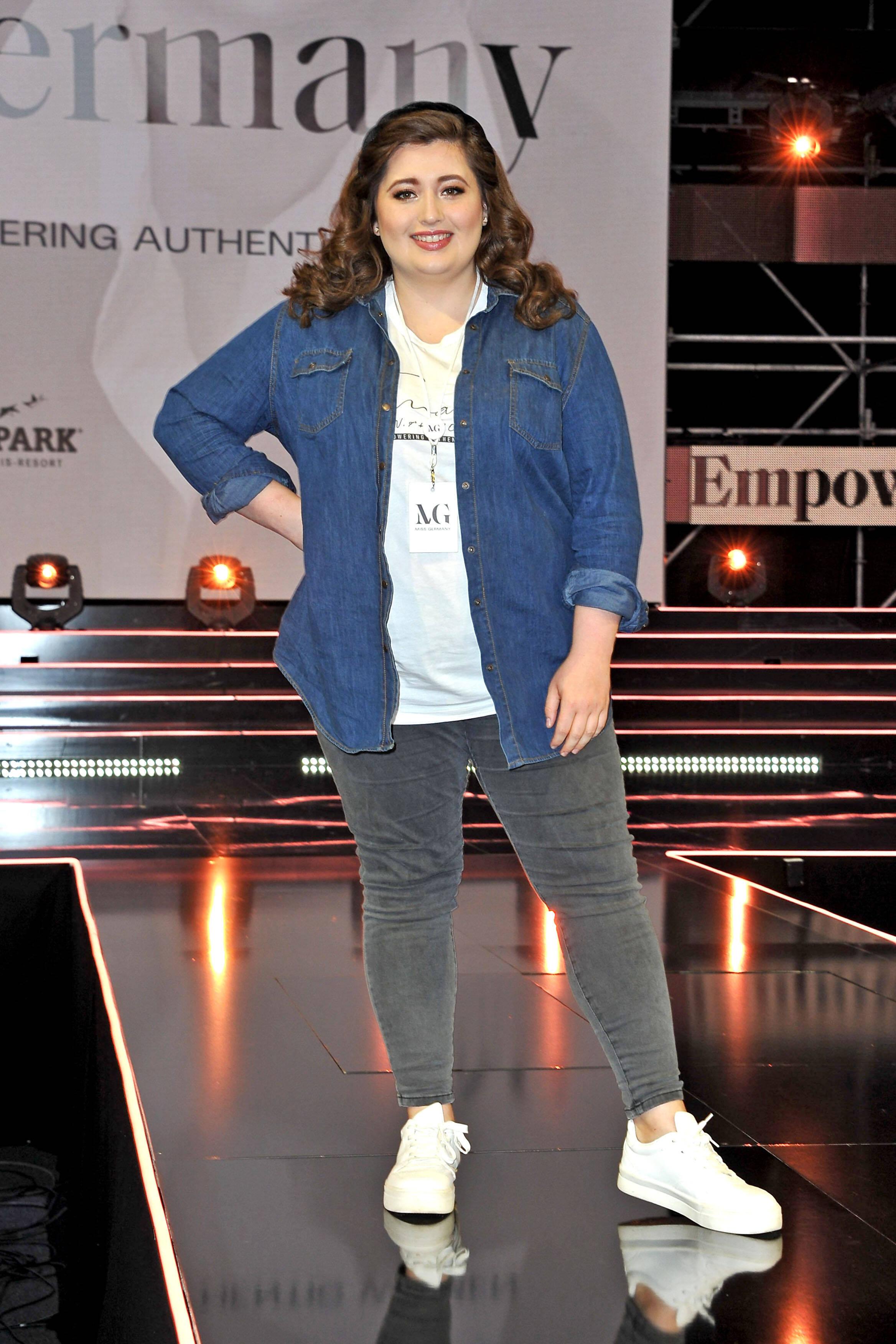 Julia Kremer, Miss Hamburg, bei der Wahl zur Miss Germany. 16 Kandidatinnen aus allen Bundesländern stellten sich der vorwiegend weiblichen Jury zur Wahl der Miss Germany 2021. Das Motto lautete #EmpoweringAuthenticWomen.