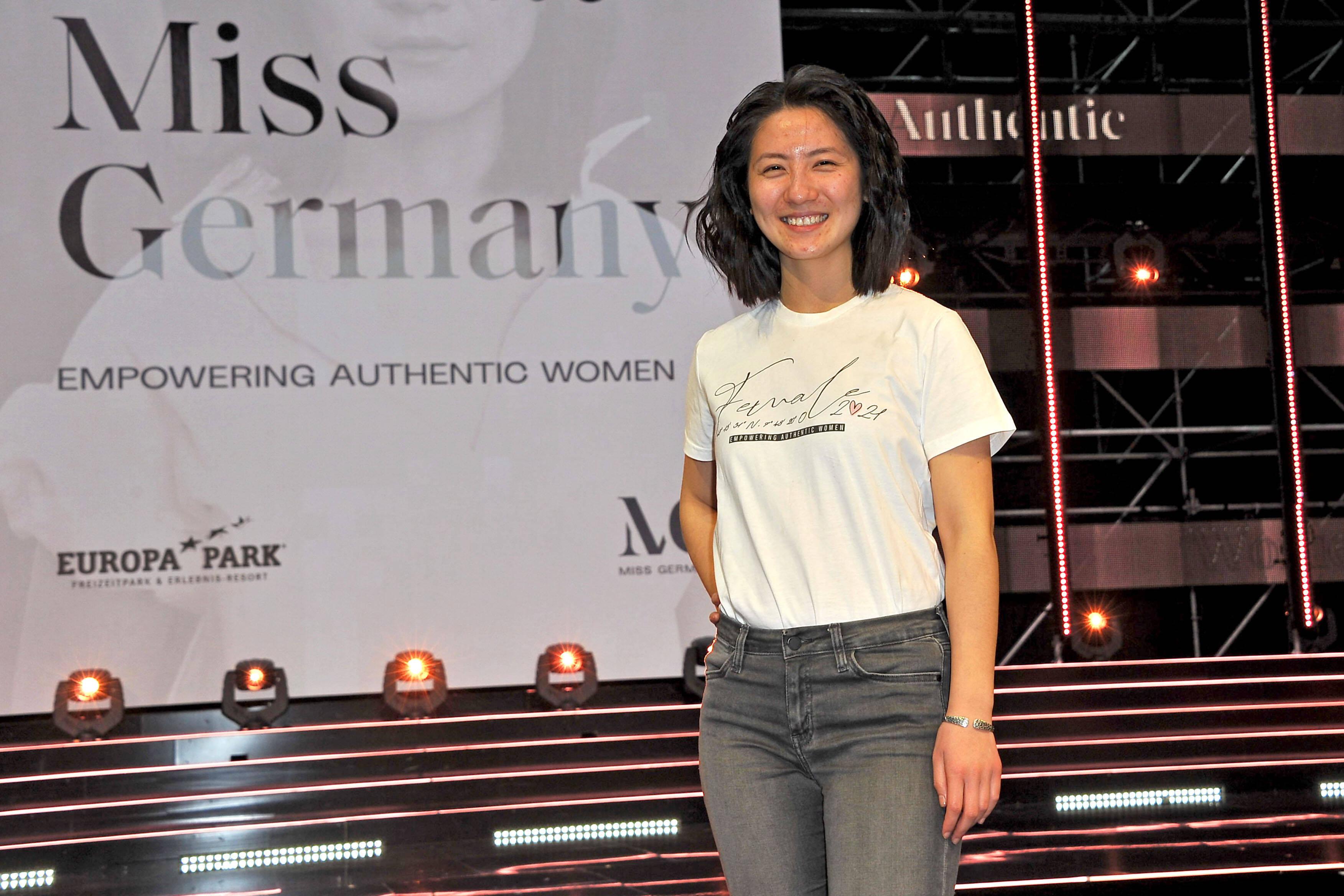 Weihua Wang, Miss Baden-Württemberg, bei der Wahl zur Miss Germany 2021. 16 Kandidatinnen aus allen Bundesländern stellten sich der vorwiegend weiblichen Jury zur Wahl der Miss Germany 2021. Das Motto lautete #EmpoweringAuthenticWomen.