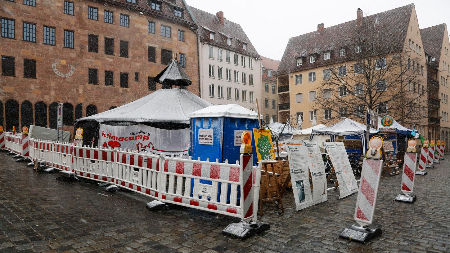 Seit September 2020 protestieren Aktivisten auf dem Sebalder Platz neben dem Rathaus. 