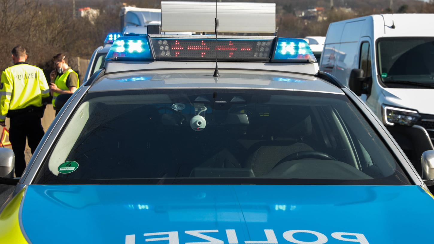 Einen Rollerfahrer ohne Schein und mit zu viel Promille traf eine Polizeistreife auf dem Kastler Discounterparkplatz an. 