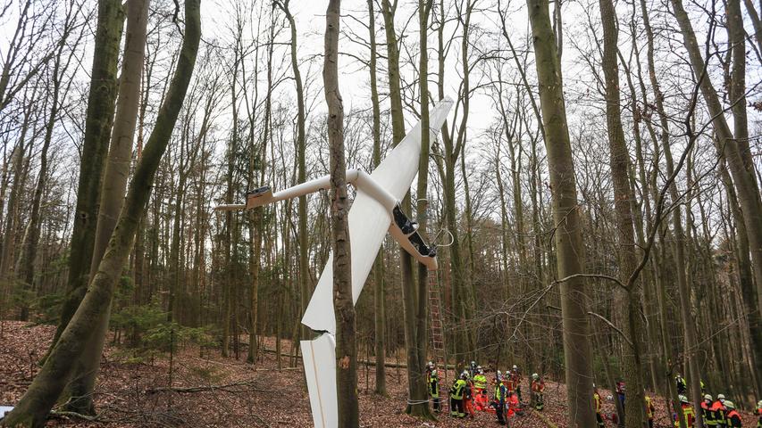 Flugunfall bei Ebermannstadt: Segelflieger blieb im Baum hängen
