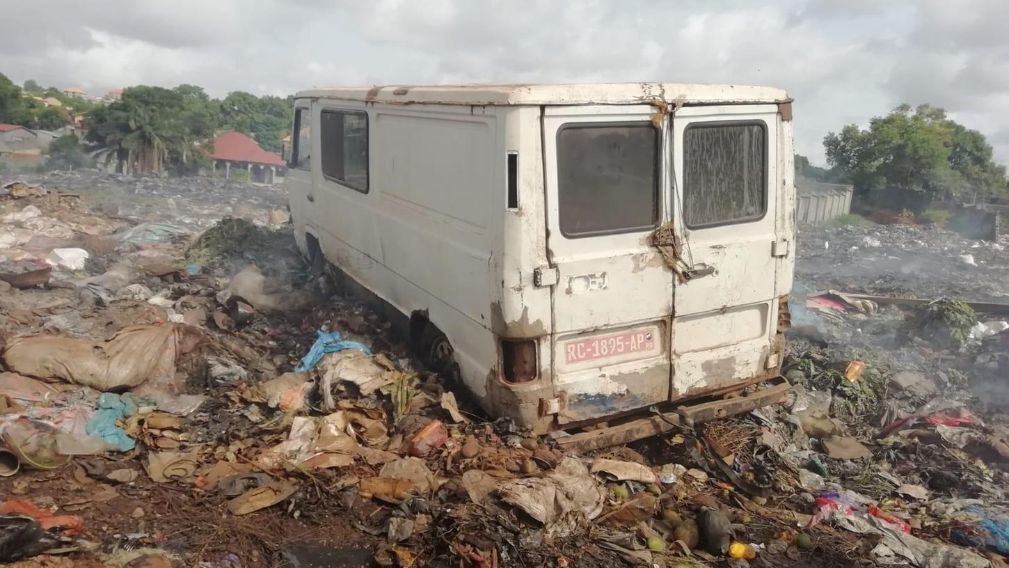 Müll soweit das Auge reicht, beißender Qualm: Diese Situation soll sich ändern. Deshalb errichtet der Verein EuroGuinée mit einheimischen Partnern einen Recyclinghof in Coyha, einem Stadtteil von Conakry. Müll soweit das Auge reicht, beißender Qualm: Diese Situation soll sich ändern. Deshalb errichtet der Verein EuroGuinée mit einheimischen Partnern einen Recyclinghof in Coyha, einem Stadtteil von Conakry.