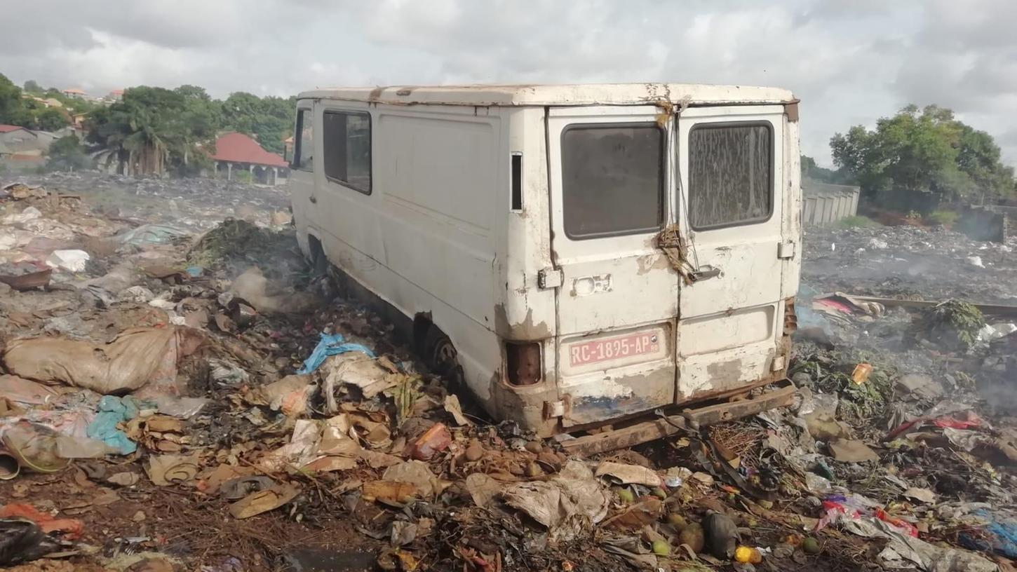 Müll soweit das Auge reicht, beißender Qualm: Diese Situation soll sich ändern. Deshalb errichtet der Verein EuroGuinée mit einheimischen Partnern einen Recyclinghof in Coyha, einem Stadtteil von Conakry. 