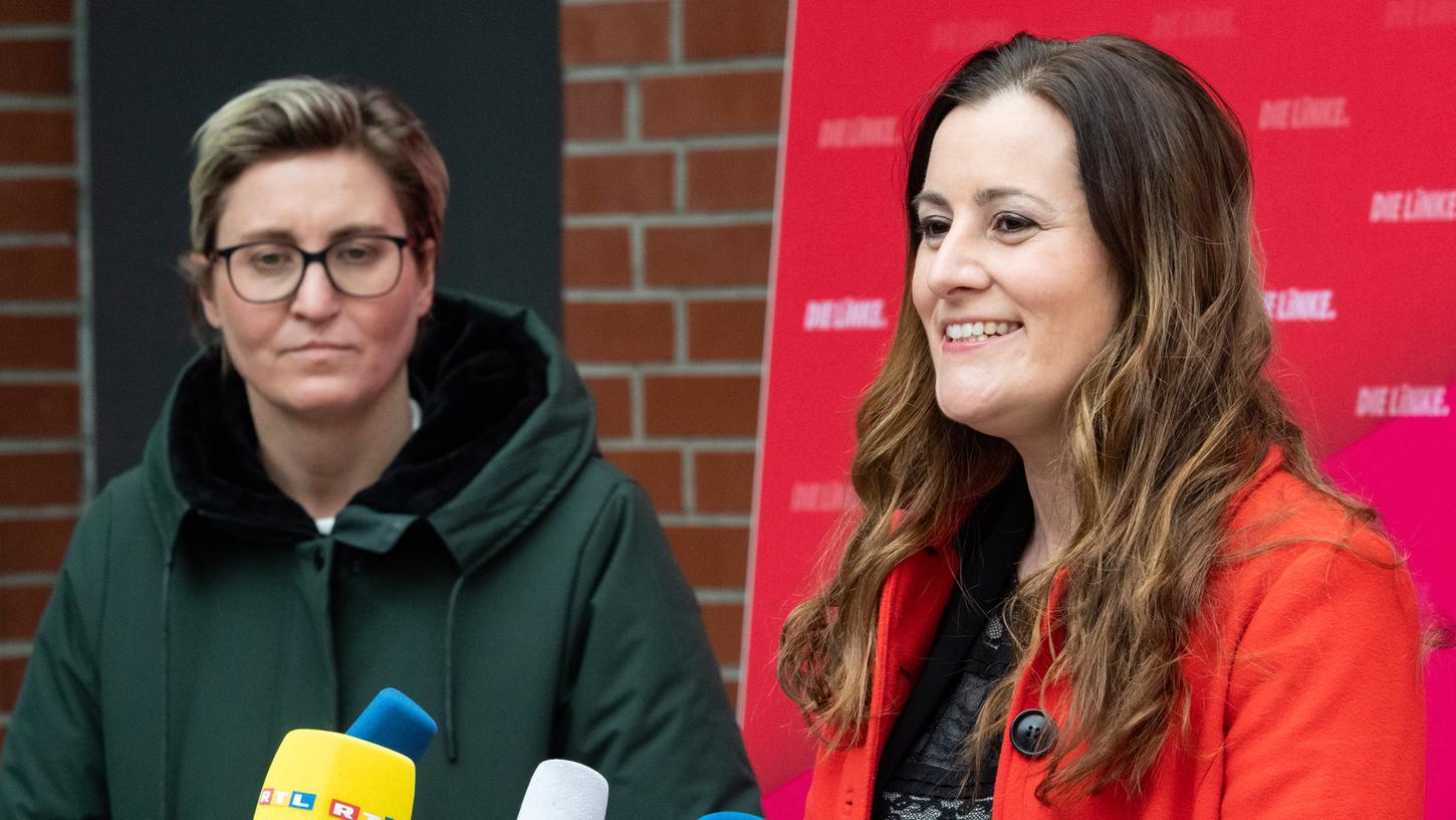  Janine Wissler (r) und Susanne Hennig-Wellsow, die neuen Bundesvorsitzenden der Partei Die Linke, äußern sich nach ihrer Wahl am Randes des Online-Bundesparteitags der Linken gegenüber Medienvertretern.