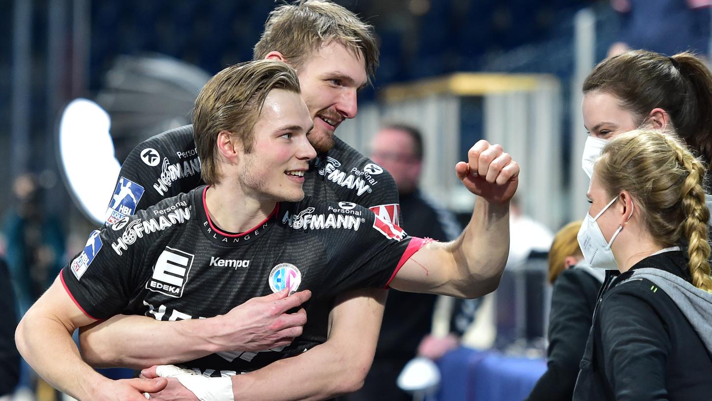 Freude nach dem gelungenen Hinrundenabschluss: Christopher Bissel und Antonio Metzner feiern den Sieg gegen Nordhorn.