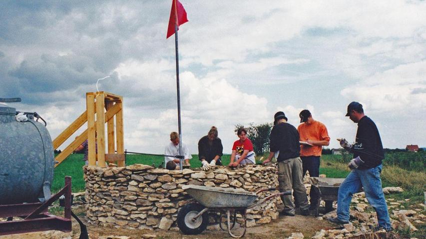 Mit der Unterstützung von 26 Jugendlichen begann der Arbeitskreis Mitte des Jahres 2001, das Lesesteinhaus an der Hangkante direkt neben dem Winnberger Steinbruch zu errichten. Die Regie führte der damalige Vorsitzende Peter E. Till, der Schlussstein wurde im Juni 2002 gesetzt.