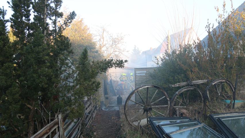 Starke Rauchentwicklung: Gartenhütte brennt in Oberasbach aus