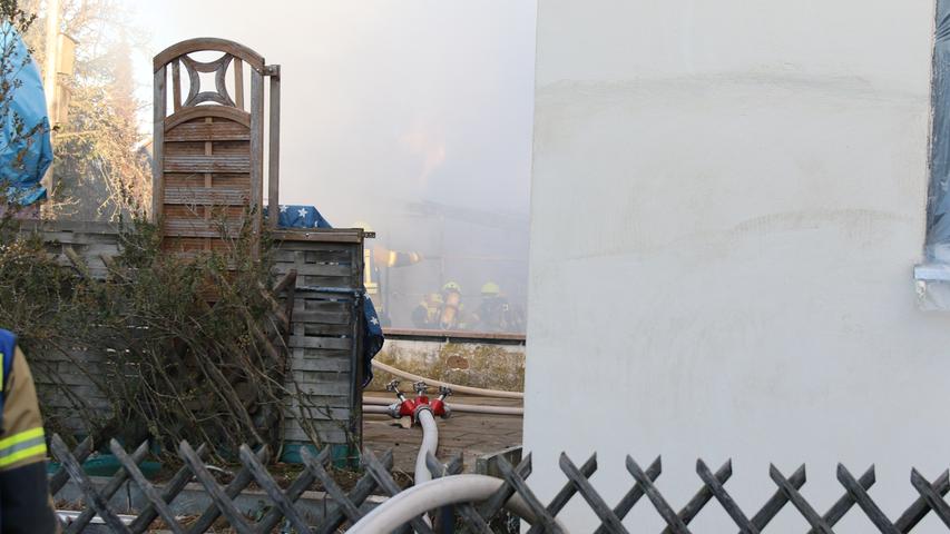 Starke Rauchentwicklung: Gartenhütte brennt in Oberasbach aus