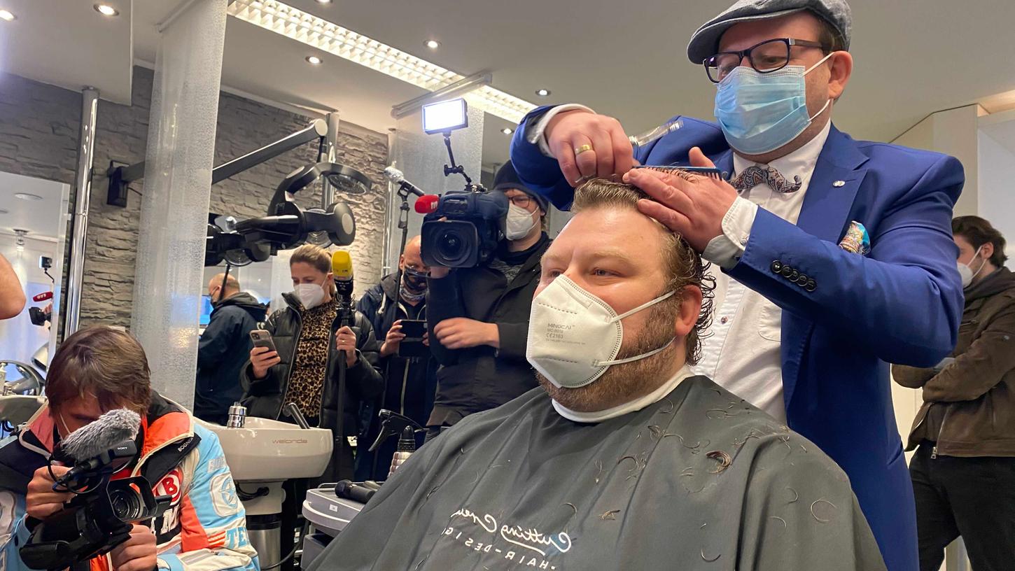 Friseurmeister Andreas Nuissl will nicht nur den Leuten helfen, die mit ihren Haaren auf dem Kopf zu kämpfen haben, sondern auch den Menschen, die aufgrund des Lockdowns schwierige Zeiten erleben.